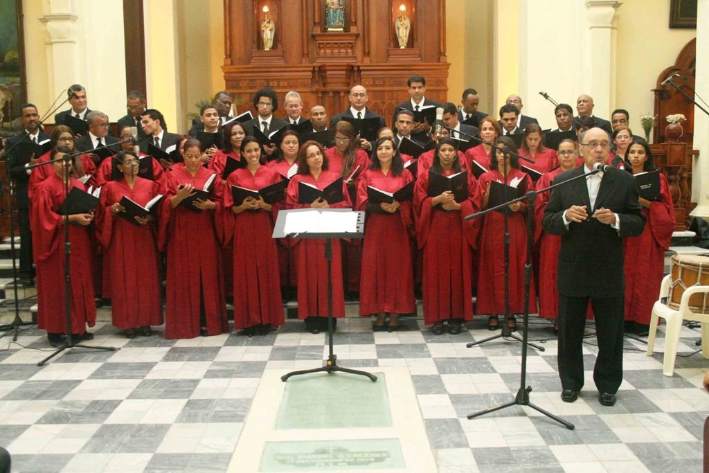 El reverendo padre Cesar Hilario se dirige a los presentes en la actividad